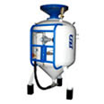 高效型噴砂機(jī)安全結(jié)構(gòu)設(shè)計(jì)，設(shè)有防摔保護(hù)裝置，分水過濾裝置，外置分水過濾器可提高供氣質(zhì)量